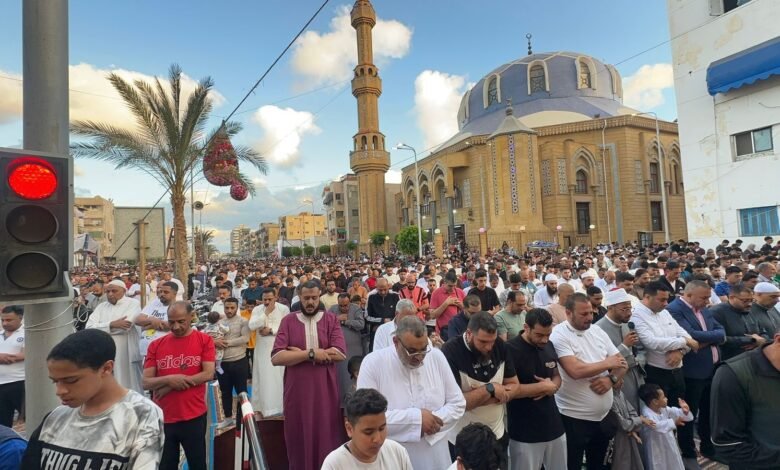 آلاف المواطنين يؤدون صلاة عيد الأضحى بساحة الحسين ببورسعيد وسط أجواء إيمانية مبهجة