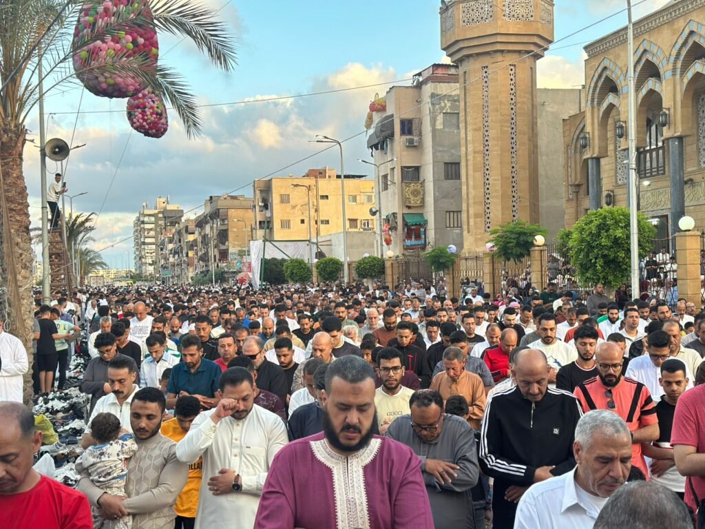آلاف المواطنين يؤدون صلاة عيد الأضحى بساحة الحسين ببورسعيد وسط أجواء إيمانية مبهجة