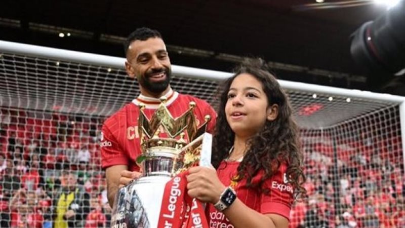 بقلم حسن النجار - صورة محمد صلاح مع ابنتيه تختصر أسطورته الإنسانية