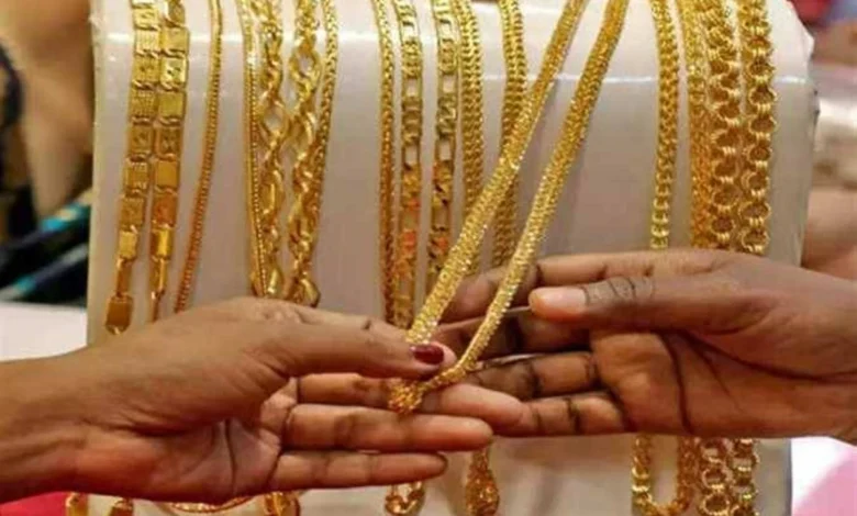 تحت وطأة التوترات العالمية.. الذهب يهبط 1.7% والأسعار تتراجع محليًا اليوم