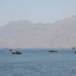 تصعيد خطير بخليج عُمان.. الجيش الأميركي يستهدف ناقلة نفط إيرانية بالقوة