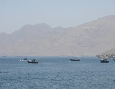 تصعيد خطير بخليج عُمان.. الجيش الأميركي يستهدف ناقلة نفط إيرانية بالقوة