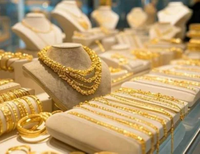 سعر الذهب في الفترة المسائية اليوم الجمعة يواصل التراجع وعيار 21 يسجل انخفاضًا جديدًا