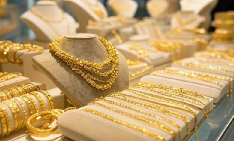 سعر الذهب في الفترة المسائية اليوم الجمعة يواصل التراجع وعيار 21 يسجل انخفاضًا جديدًا