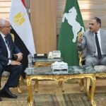 محافظ الشرقية والبنك الزراعي يوزعان كوبونات غذائية لدعم الأسر الأكثر احتياجًا