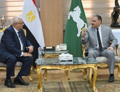 محافظ الشرقية والبنك الزراعي يوزعان كوبونات غذائية لدعم الأسر الأكثر احتياجًا