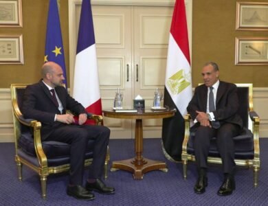 وزير الخارجية ونظيره الفرنسي يؤكدان تعزيز الشراكة ودعم استقرار المنطقة إقليمياً