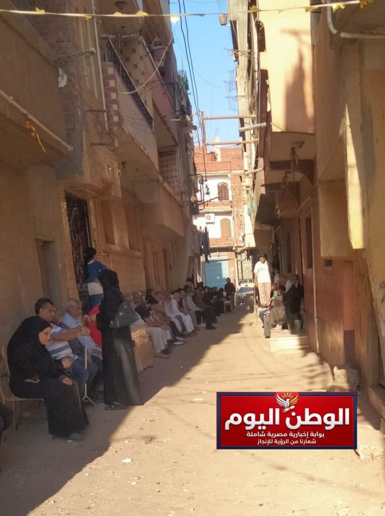 توافد الأهالي لتقديم واجب العزاء