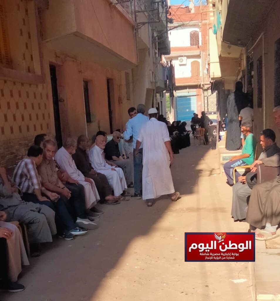 توافد الأهالي لتقديم واجب العزاء
