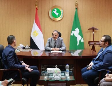 نائب وزير الصحة ومحافظ الشرقية يناقشان تطوير المستشفيات وتسريع المشروعات الصحية