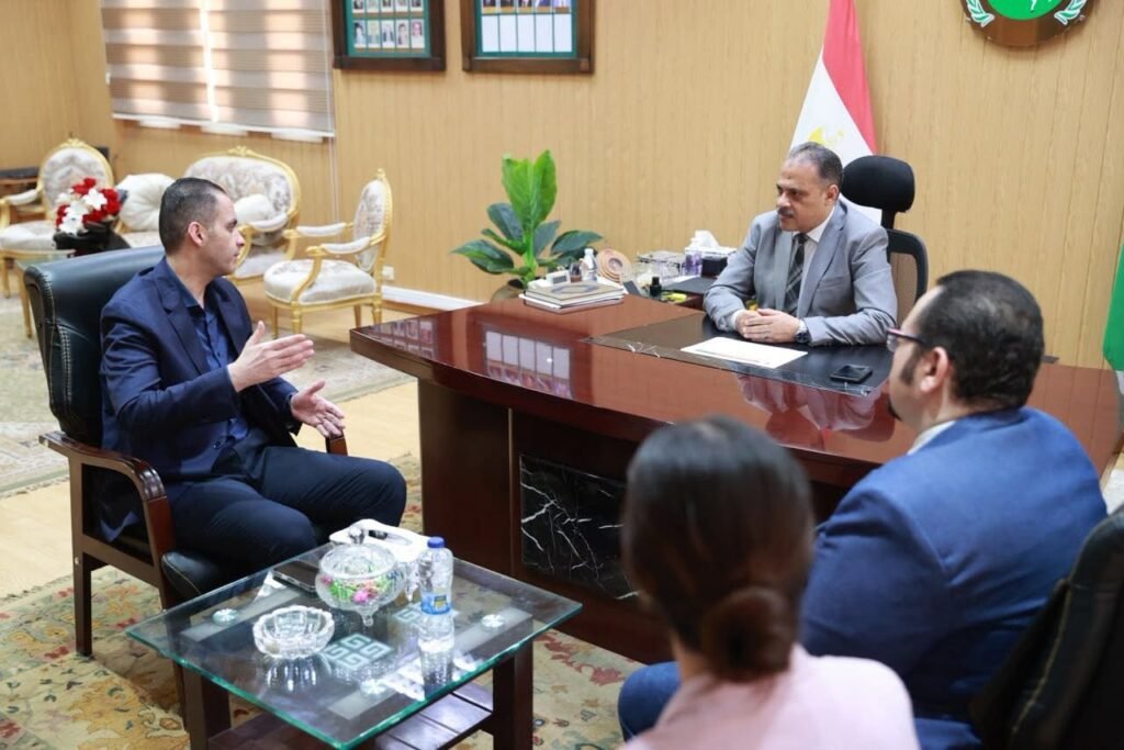 نائب وزير الصحة ومحافظ الشرقية يناقشان تطوير المستشفيات وتسريع المشروعات الصحية 