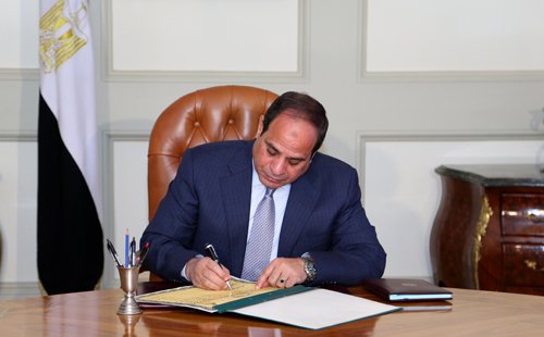 رسميا  الرئيس السيسي يصدق على قانون جديد لاستمرار الدورة النقابية العمالية الحالية