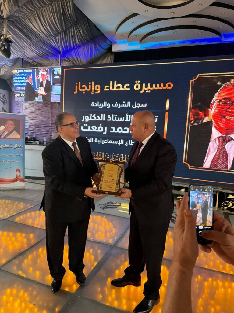 شركة القناة لتوزيع الكهرباء تقدم تكريم استثنائي للدكتور نزيه رفعت تقديراً لعطائه وجهوده