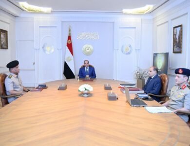 الرئيس السيسي يبحث مع قيادات الجيش مشروعات الدولة والتنمية المستدامة الجديدة