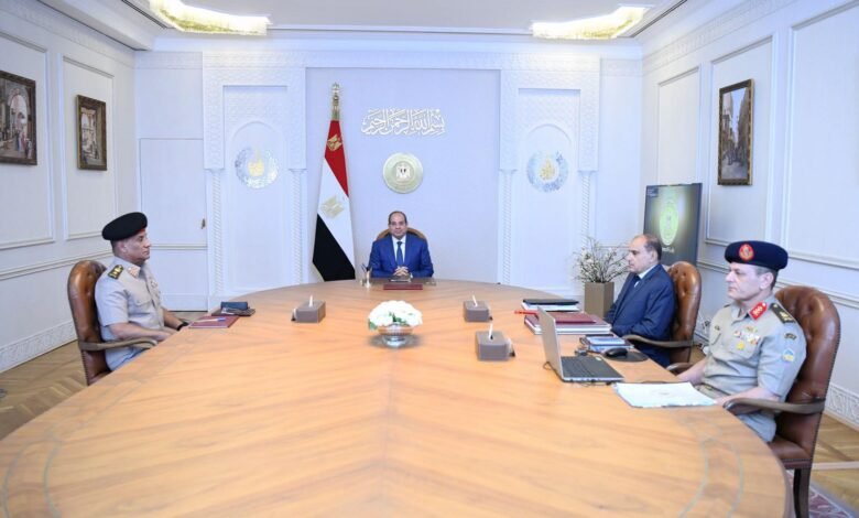 الرئيس السيسي يبحث مع قيادات الجيش مشروعات الدولة والتنمية المستدامة الجديدة