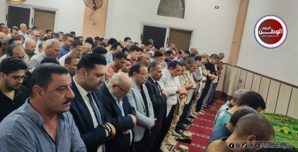 محافظ الشرقية يواسي مدير مكتبه في وفاة شقيقة ويؤدي صلاة الجنازة بمسقط رأس الأسرة