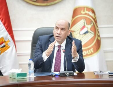 مصرع عاملين وإصابة 20 بانقلاب سيارة عمال وتحرك حكومي عاجل لمتابعة الحادث