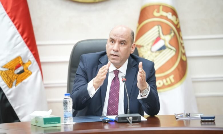 مصرع عاملين وإصابة 20 بانقلاب سيارة عمال وتحرك حكومي عاجل لمتابعة الحادث