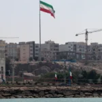 وكالة مهر الإيرانية تكشف عن أصوات انفجارات قرب قشم وسيريك وسط توتر مضيق هرمز
