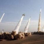إيران تستهدف قاعدة عريفجان بالكويت والدفاعات الجوية تعترض صواريخ ومسيّرات أمريكية معادية
