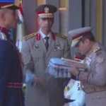 الرئيس السيسي يسلم علم القوات المسلحة تمهيدًا لرفعه بمقر القيادة الاستراتيجية