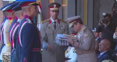الرئيس السيسي يسلم علم القوات المسلحة تمهيدًا لرفعه بمقر القيادة الاستراتيجية