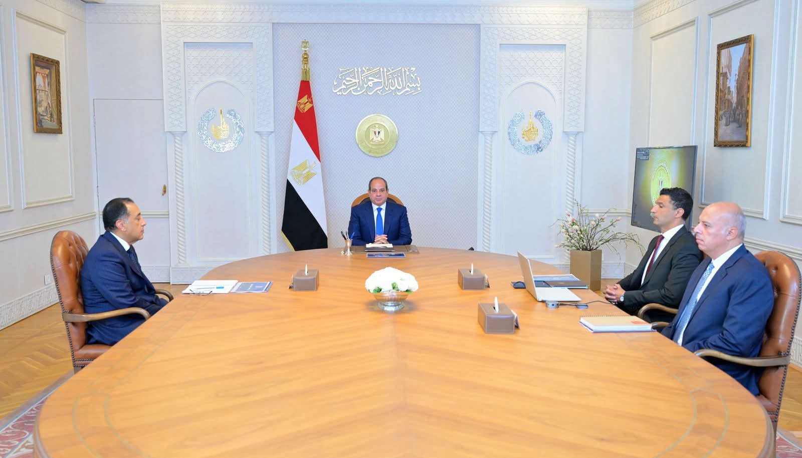 السيسي يوجه بتسريع تنفيذ الاستراتيجية الصناعية وتعزيز توطين الصناعة وزيادة الصادرات المصرية عالميًا