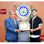 اللواء طارق مرزوق محافظ الدقهلية يكرّم إمام عاشور بدرع المحافظة احتفاءً بإنجازاته العالمية المشرفة الرياضية