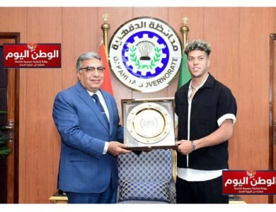 اللواء طارق مرزوق محافظ الدقهلية يكرّم إمام عاشور بدرع المحافظة احتفاءً بإنجازاته العالمية المشرفة الرياضية