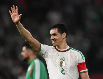 بعد مسيرة تاريخية حافلة عيسى ماندي يودع منتخب الجزائر ويعتزل اللعب الدولي