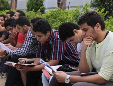 ضبط طالب أثناء محاولة غش إلكتروني بامتحان الفيزياء والثانوية العامة تواصل انضباطها