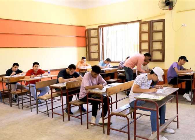ضبط طالب أثناء محاولة غش إلكتروني بامتحان الفيزياء والثانوية العامة تواصل انضباطها 
