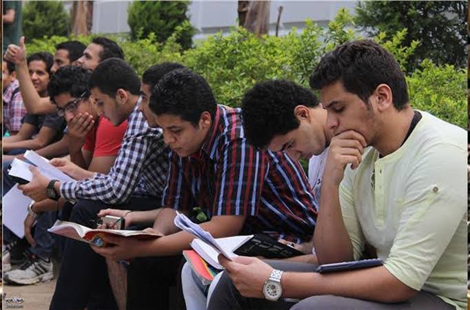 ضبط طالب أثناء محاولة غش إلكتروني بامتحان الفيزياء والثانوية العامة تواصل انضباطها
