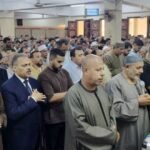 محافظ الشرقية يشارك في جنازة موظف بديوان المحافظة ويقدم العزاء لأسرته بعزبة الدولاء