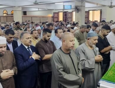 محافظ الشرقية يشارك في جنازة موظف بديوان المحافظة ويقدم العزاء لأسرته بعزبة الدولاء
