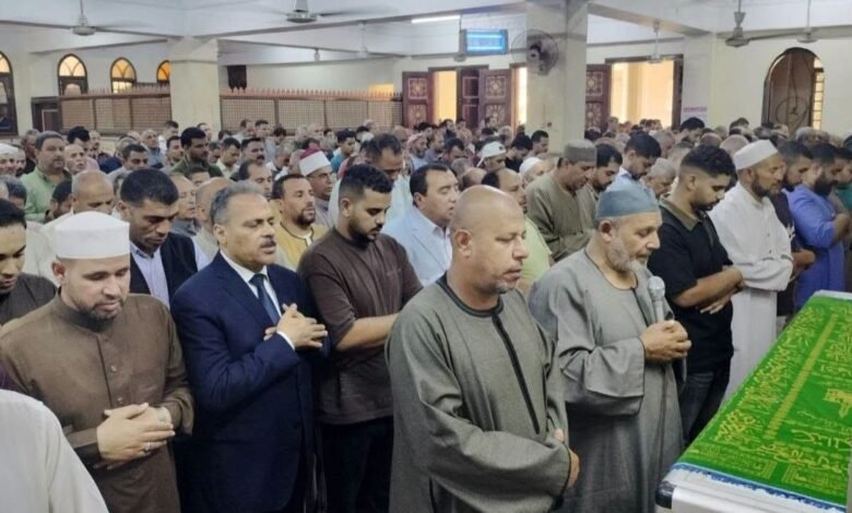 محافظ الشرقية يشارك في جنازة موظف بديوان المحافظة ويقدم العزاء لأسرته بعزبة الدولاء