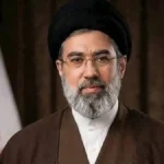 هل غاب مجتبى؟ أبناء خامنئي الثلاثة يلفتون الأنظار خلال جنازة والدهم الرسمية اليوم