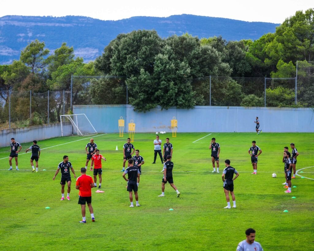 القنوات الناقلة لمباراة الأهلي وبرشلونة في كأس خوان جامبر