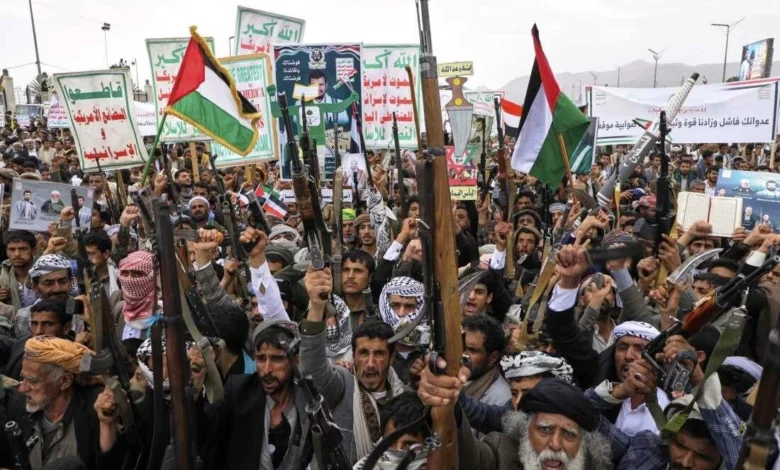 القوات المسلحة اليمنية تستهدف مواقع الحوثيين في عدة محاور رداً على التصعيد