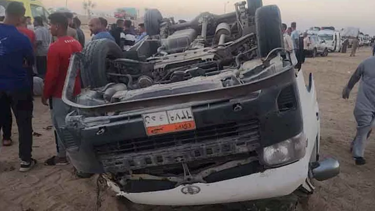 حادث مأساوي يهز الفيوم.. مصرع 3 وإصابة 7 في انقلاب ميكروباص بالطريق الصحراوي