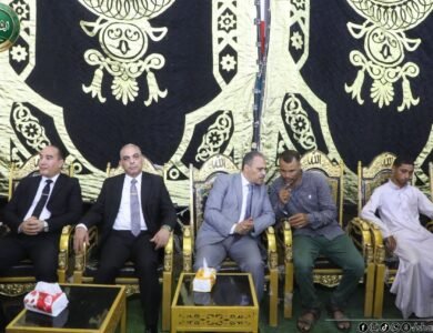 محافظ الشرقية يقدم العزاء لأسر شهداء حادث لقمة العيش ببحر البقر