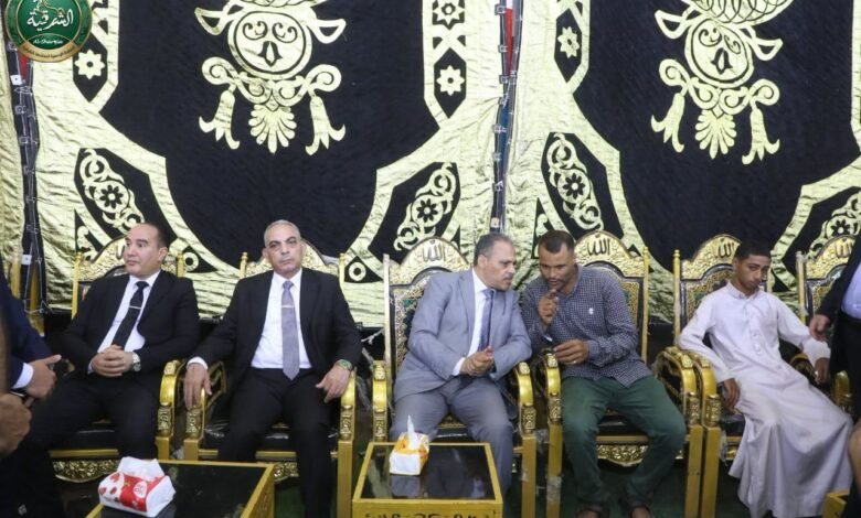 محافظ الشرقية يقدم العزاء لأسر شهداء حادث لقمة العيش ببحر البقر
