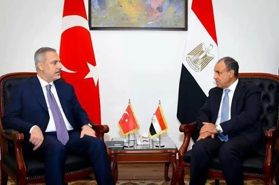 وزير الخارجية يبحث مع نظيره التركي جهود خفض التصعيد الأمريكي الإيراني واستعادة المسار الدبلوماسي