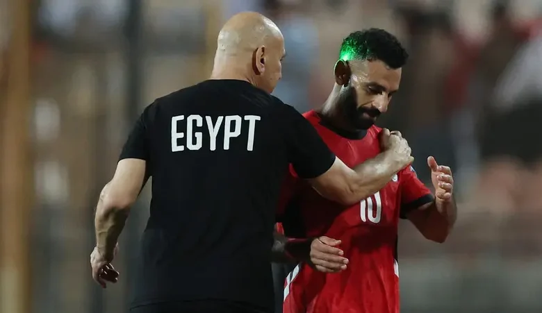 محمد صلاح يغادر معسكر مصر قبل مواجهة جنوب السودان وسط جدل حول الأسباب