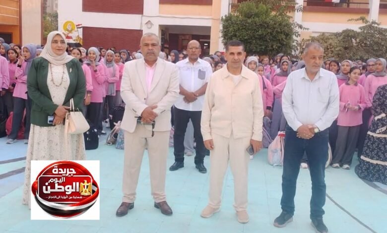 رئيس مركز ومدينة فاقوس يتابع الدراسة ميدانيًا ويشارك الطالبات طابور الصباح في أول أيام العام الدراسي