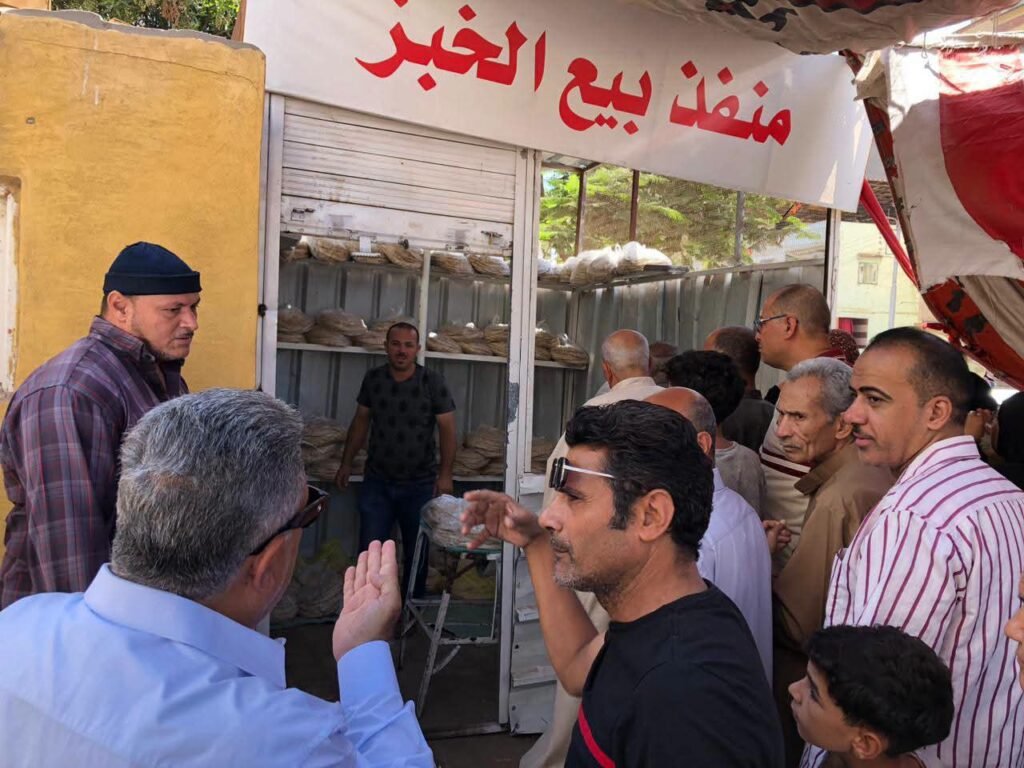 محافظ الدقهلية يتفقد منفذ الخبز المدعم بمحلة دمنه ويشدد على انتظام العمل يوميًا