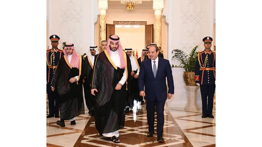 السيسي يودع محمد بن سلمان بعد زيارة عمل لتعزيز العلاقات المصرية السعودية