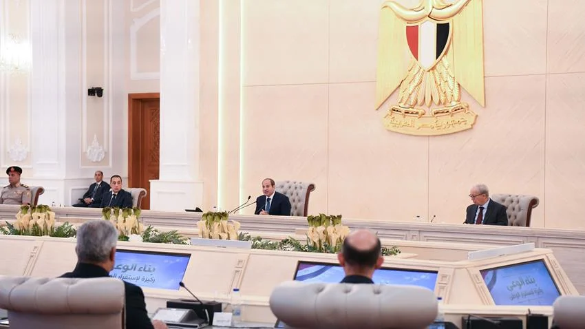 الرئيس يجتمع برئيس الوزراء ومجلسي الوزراء والمحافظين وعدد من المسئولين بمقر القيادة الاستراتيجية