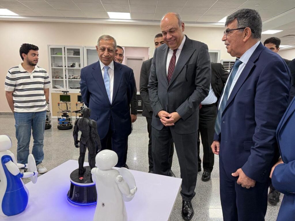 اخبار مصر  وزير الطيران المدني يتفقد فرع الأكاديمية العربية للعلوم في العلمين الجديدة