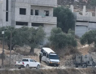 اقتحامات إسرائيلية واعتقالات بالضفة.. ومستوطنون يحرقون مسجدًا وسط تصاعد الاعتداءات